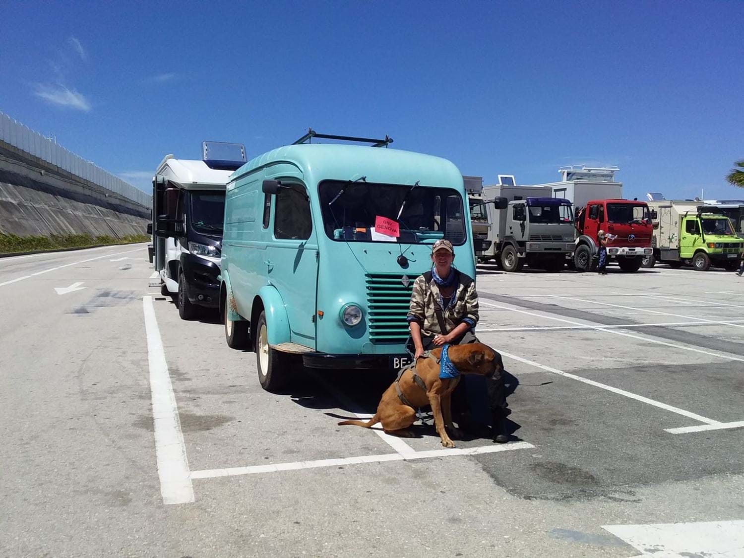 Marjolein Berghuis met hond voor haar 64 jaar oude busje.