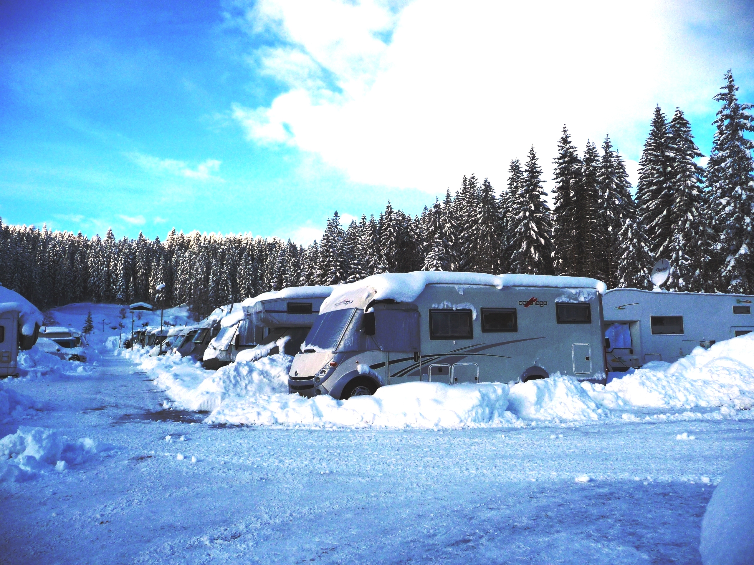 5 Campers In Sneeuw