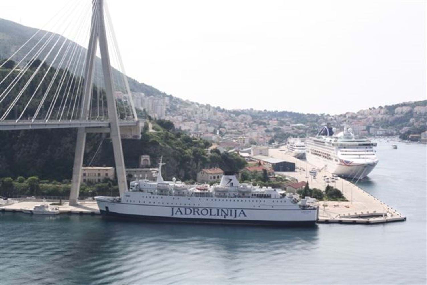 Grote cruiseschepen in de haven van Dubrovnik
