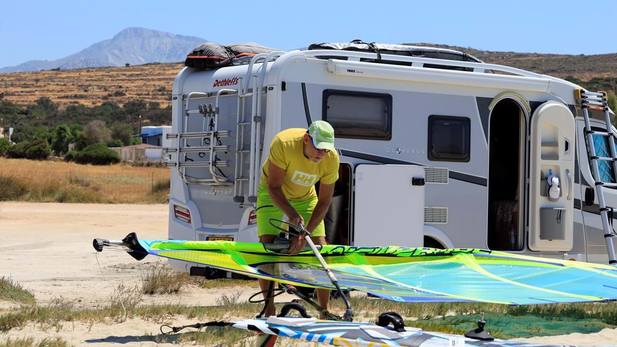 BRO Windsurfen In Griekenland Glyfada Beach Optuigen Camper