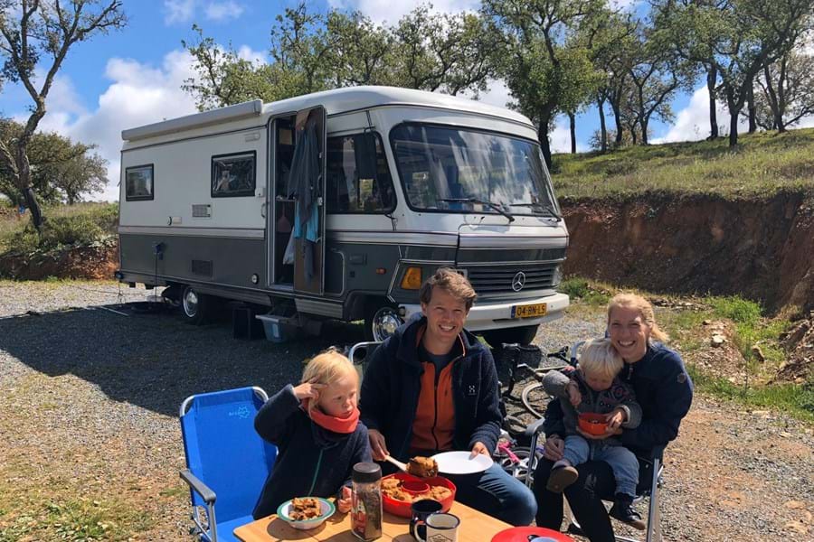 camper gezin buiten