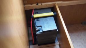 Huishoudaccu in een camper