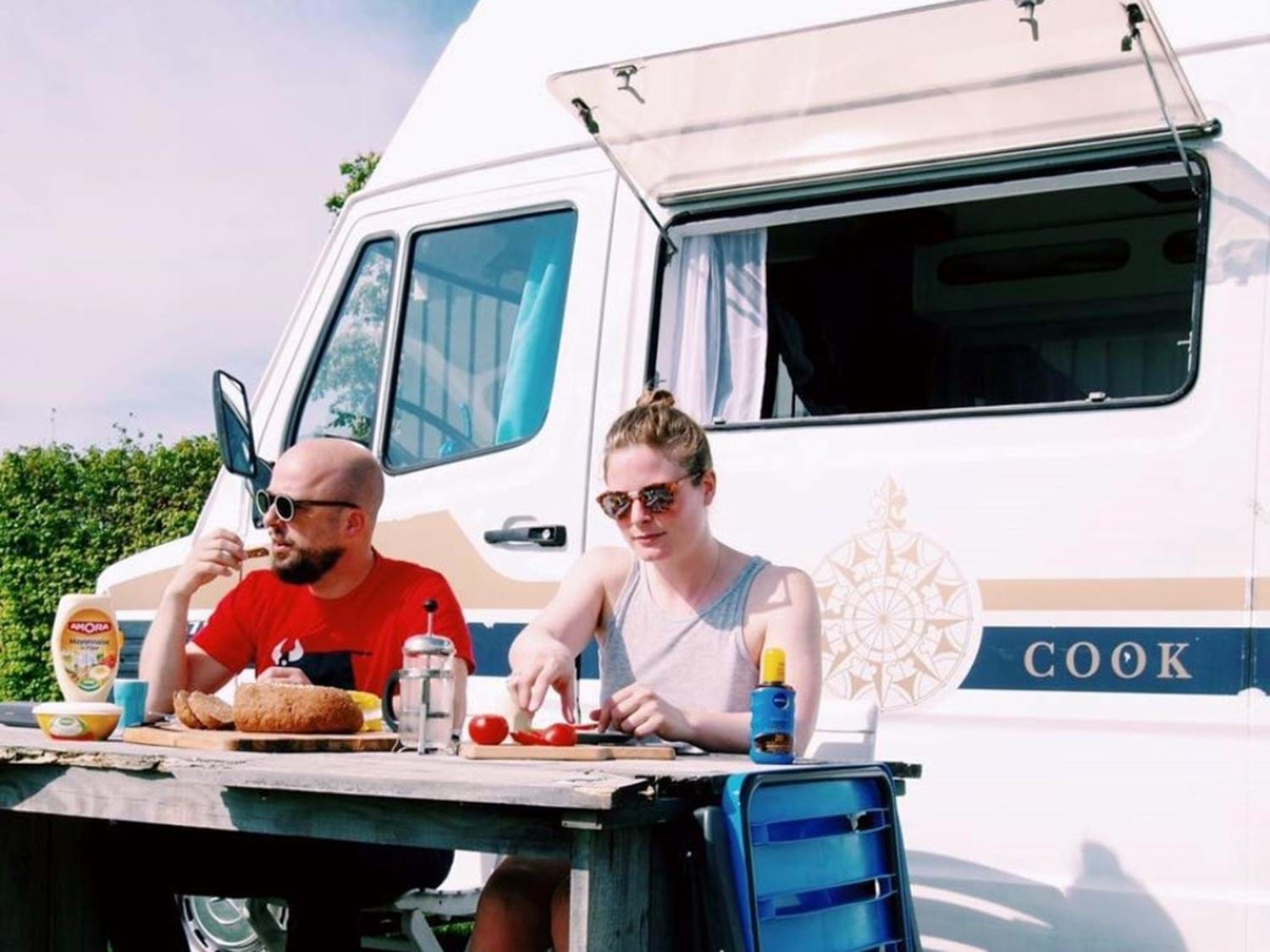 Lekker genieten van de maaltijd en het uitzicht voor de camper