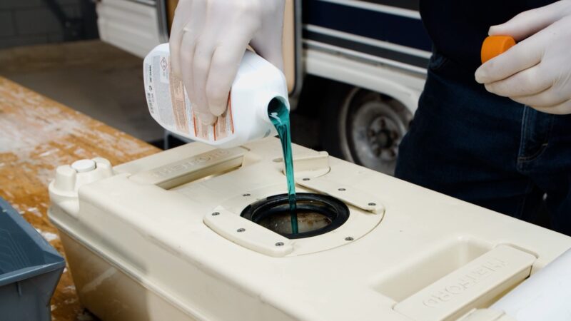 Toiletcassette vullen met reiniger