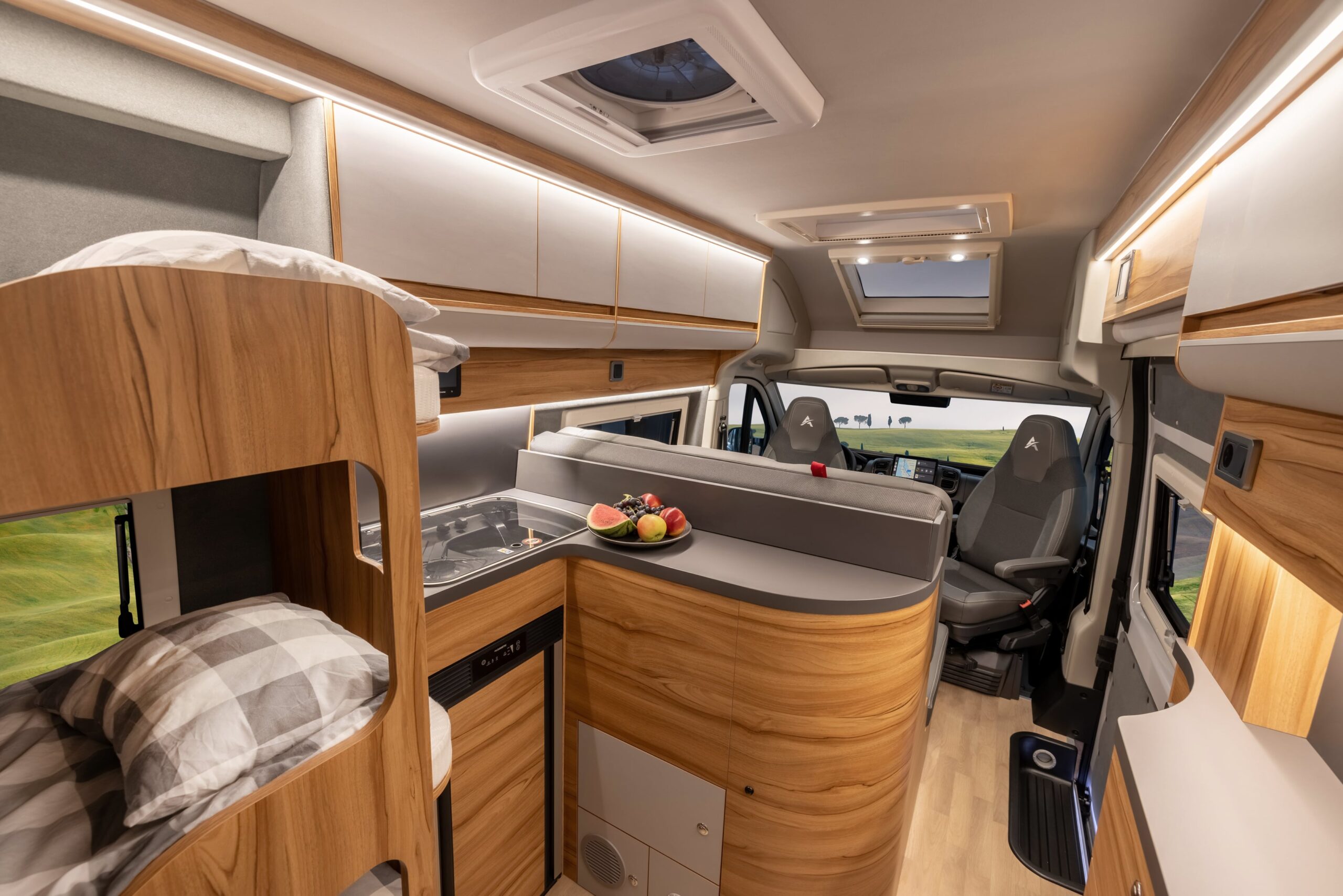Stapelbed voor drie kinderen in nieuwe buscamper Affinity Five