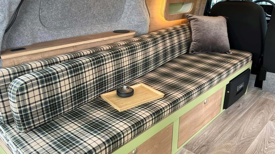 De eerste camper in de Volkswagen ID. Buzz van Alpincamper - Alpincamper Id. Buzz 3 - zithoek