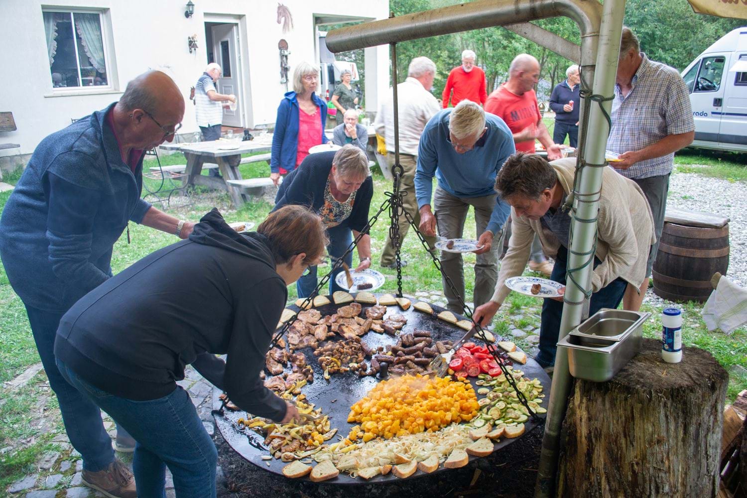 Op 1 van de campings werd door de campingeigenaar een BBQ verzorgd