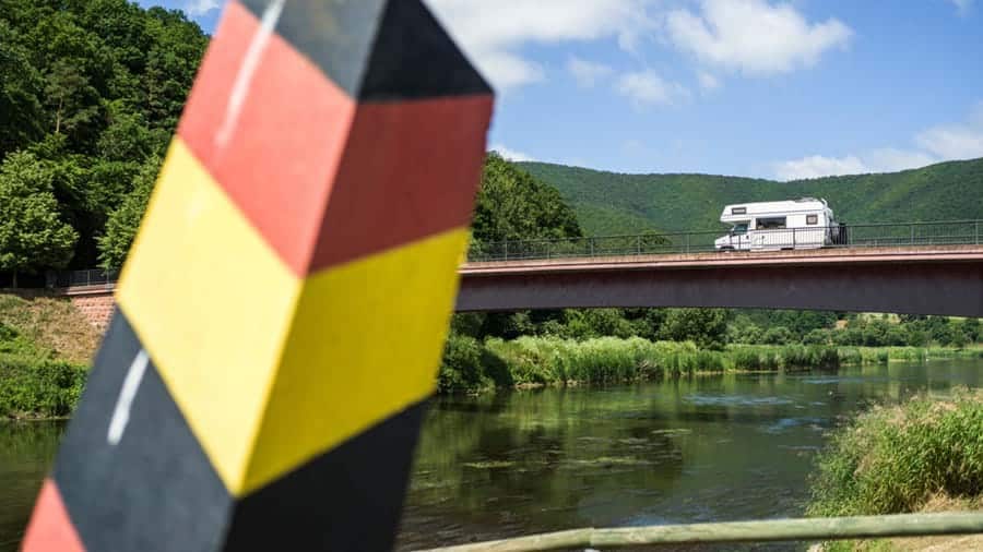 blog-rusland-duitsland-grenspaal-camper