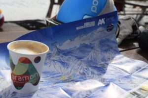 bekertje koffie op een landkaart met bergpistes