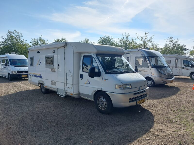 Campers op een parkeerplaats