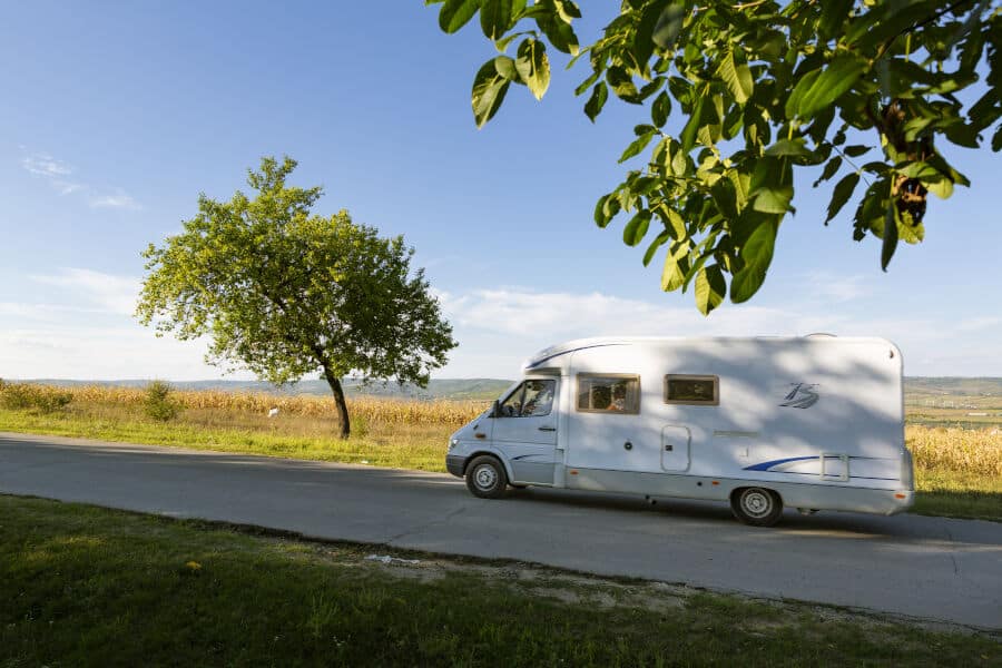 camper-in-landschap-1