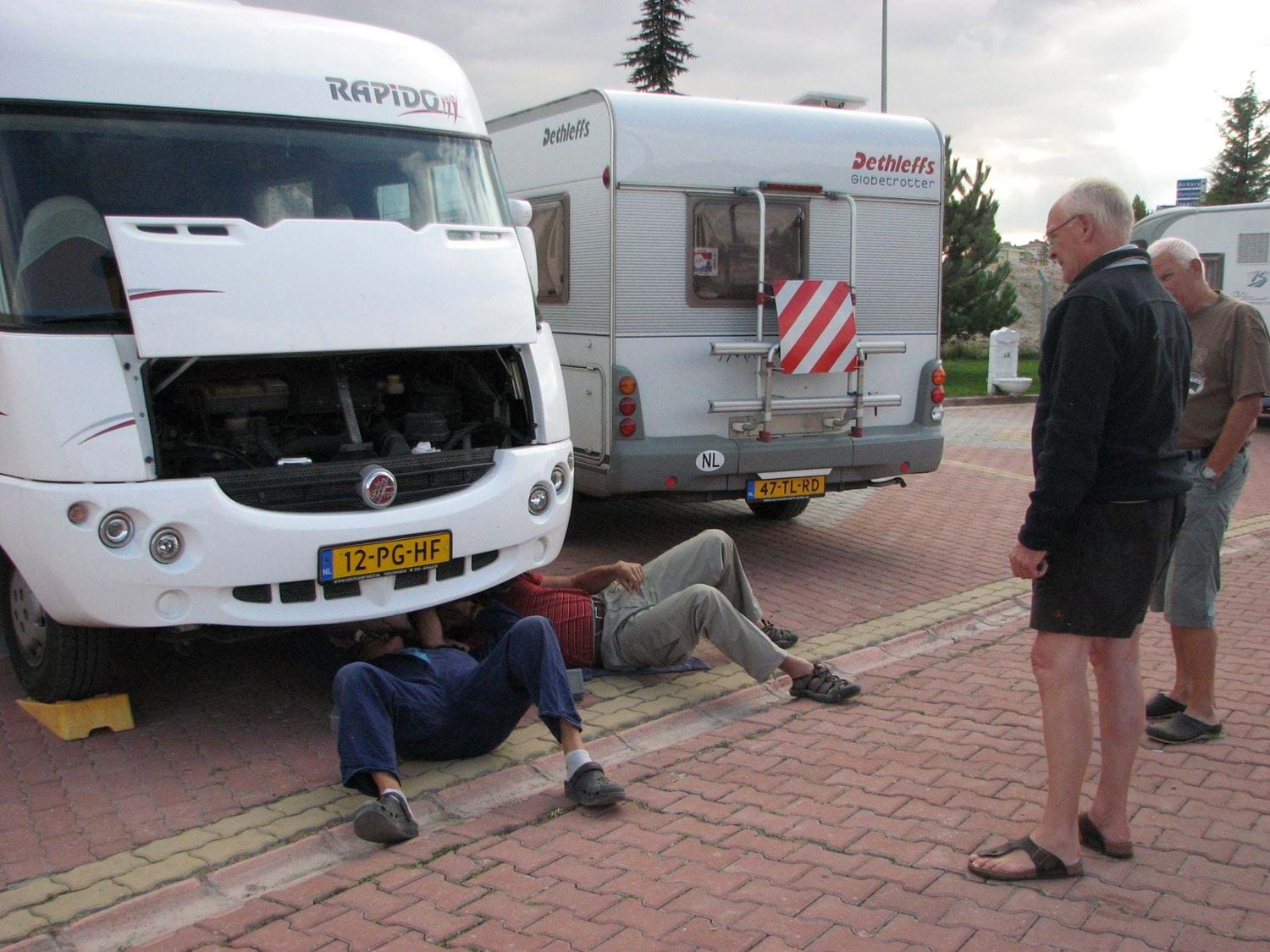 mensen aan het werk onder camper