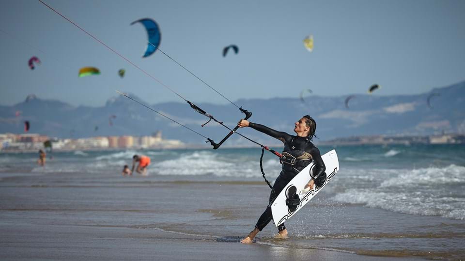 Strand met surfer in Marokko