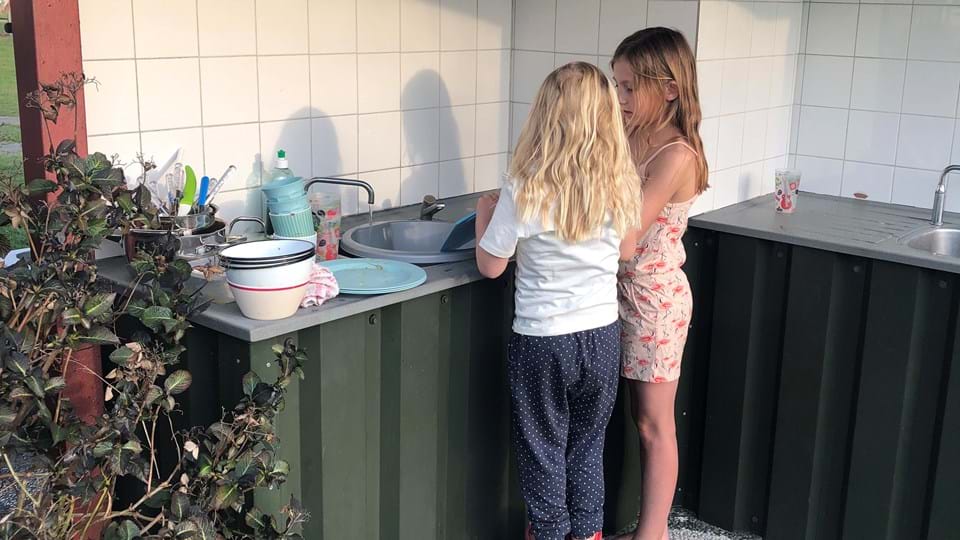 Kinderen afwas camping