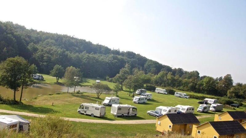 Campers op een camping in Denemarken