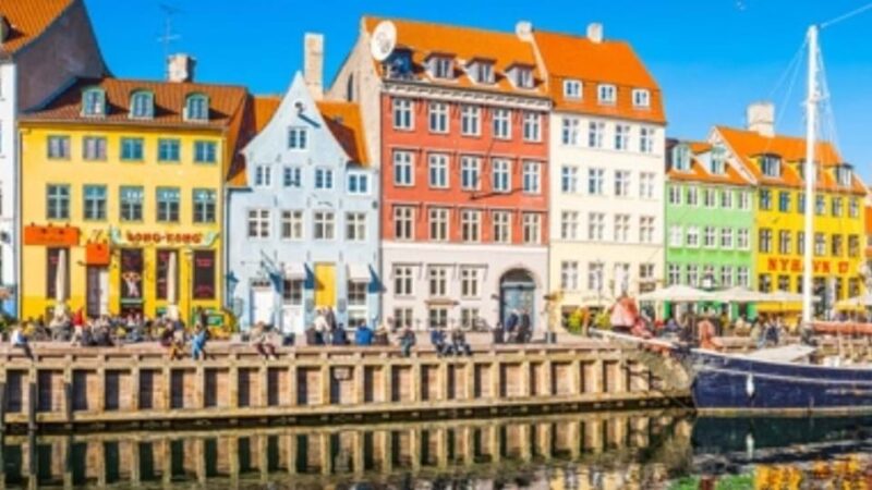Kleurrijke huizen langs het water in Kopenhagen