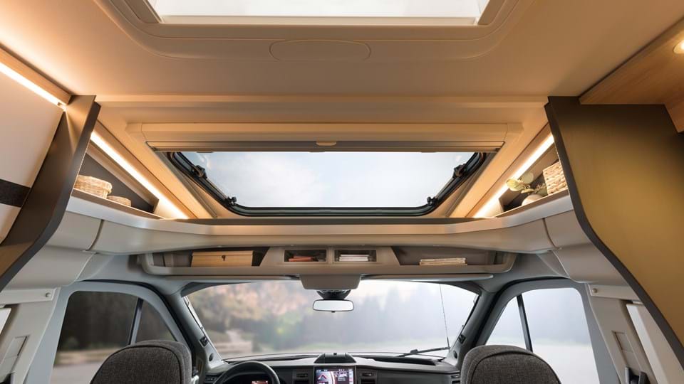 Dethleffs komt met compacte halfintegraal op Ford Transit - dakraam