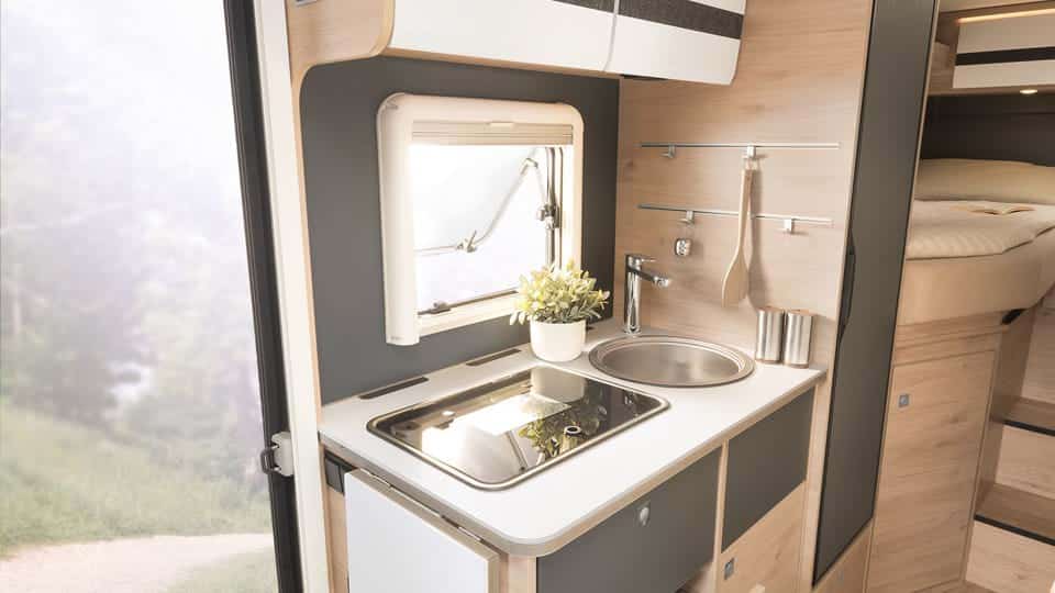 Dethleffs komt met compacte halfintegraal op Ford Transit - keuken