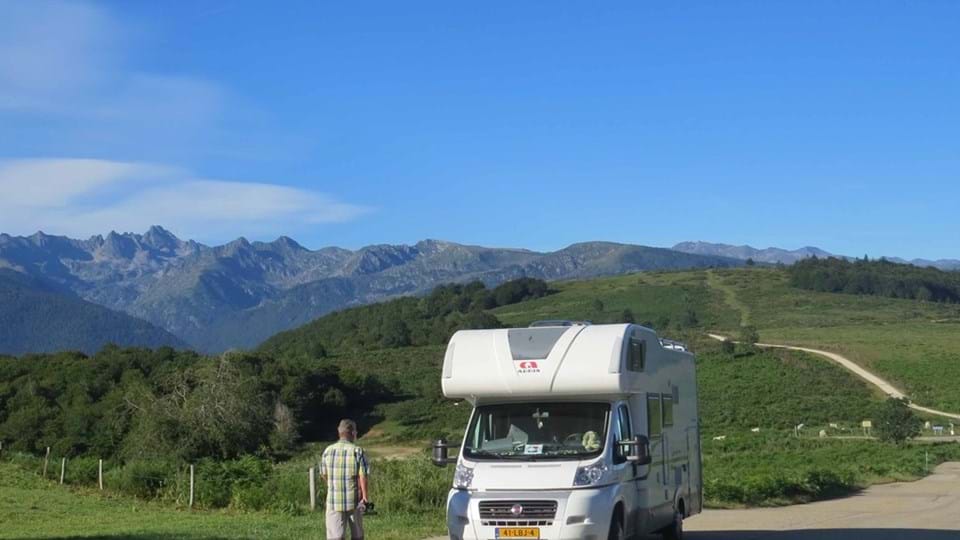 Camper stilstaand op een weg in de Pyreneeën