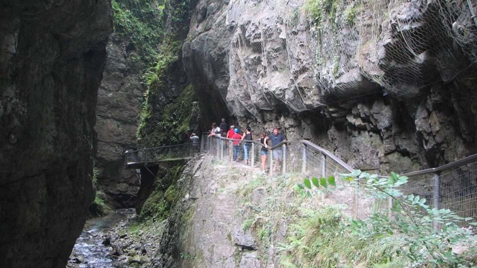 Wandelaars in een kloof in de Pyreneeën