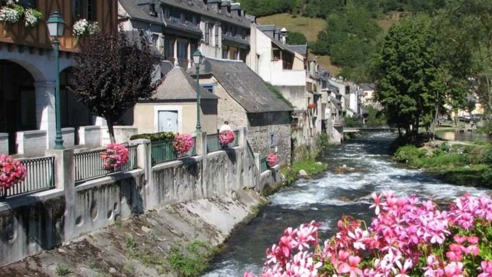 Rivier en huizen in de Pyreneeën
