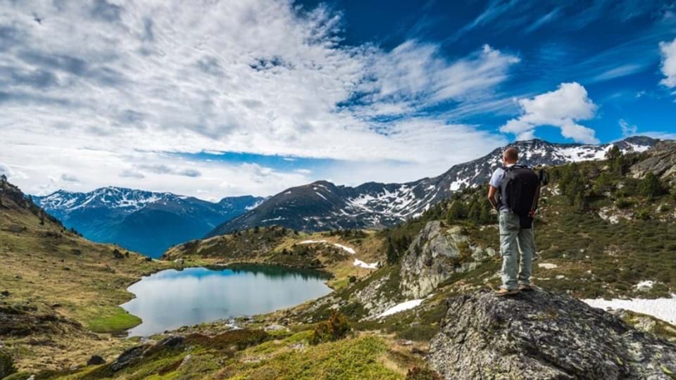 Wandelaar uitkijkend op een berg in de Pyreneeën