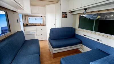 Vernieuwd camperinterieur in wit en blauw