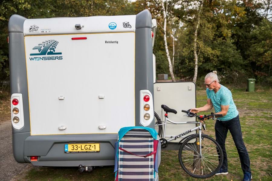 fiets uit campergarage halen