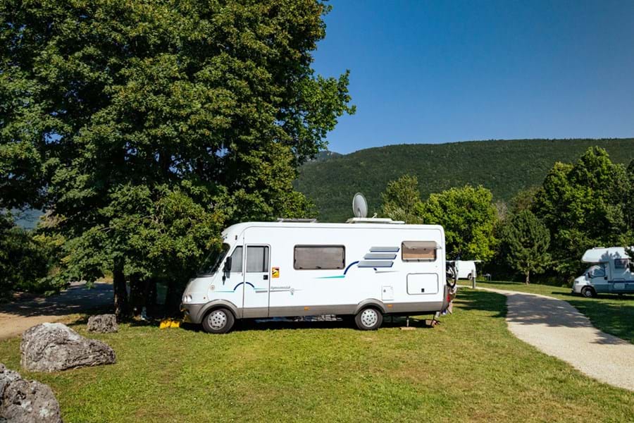 camper op camperplaats in de bergen