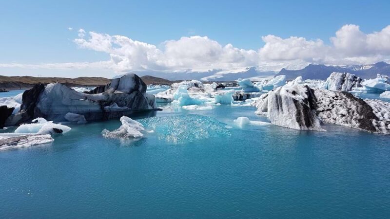 Uitzicht op een meer en ijsrotsen in IJsland
