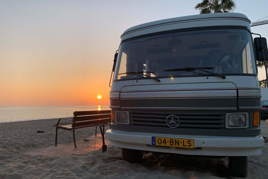 Camper zonsondergang