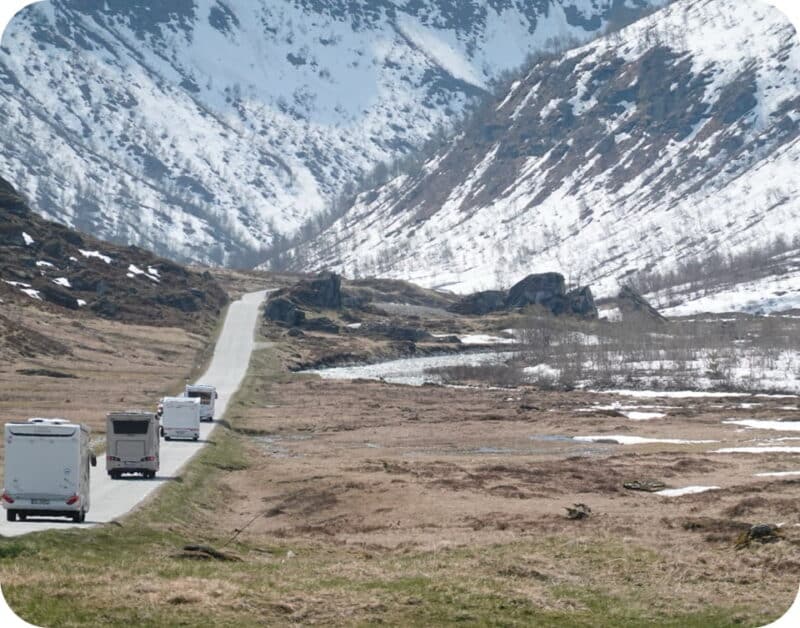Campers rijden door berglandschap