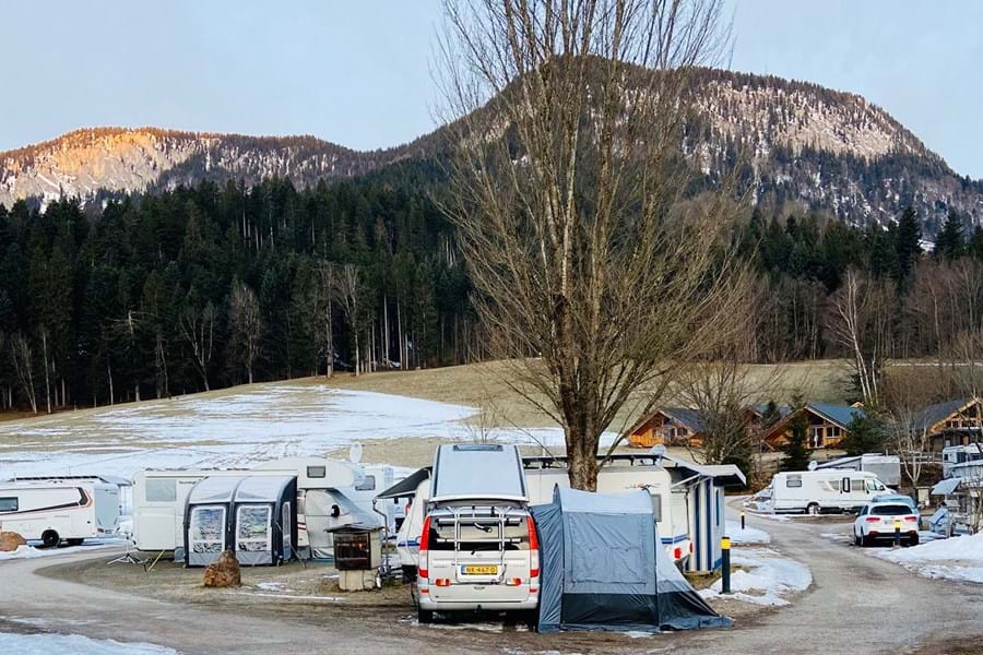 Met z’n vieren in de campingbus op skivakantie