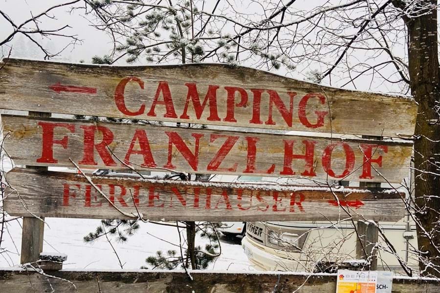 Met z’n vieren in de campingbus op skivakantie