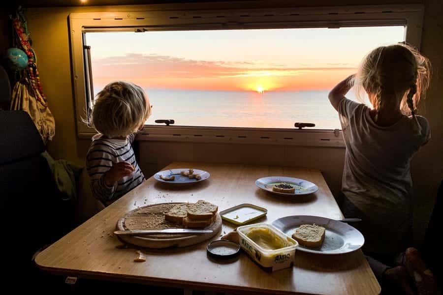 eten in de camper met uitzicht op zee