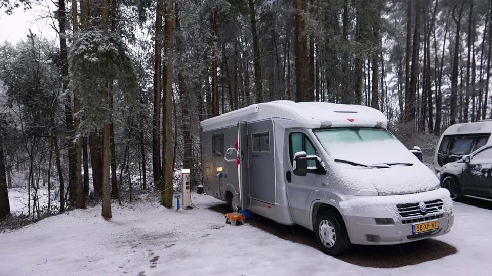 Camper winter sneeuw