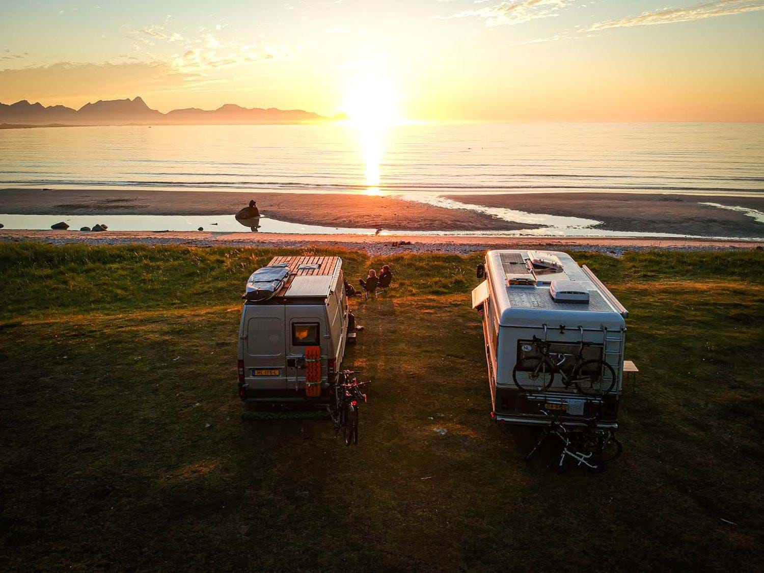 camper zonsondergang