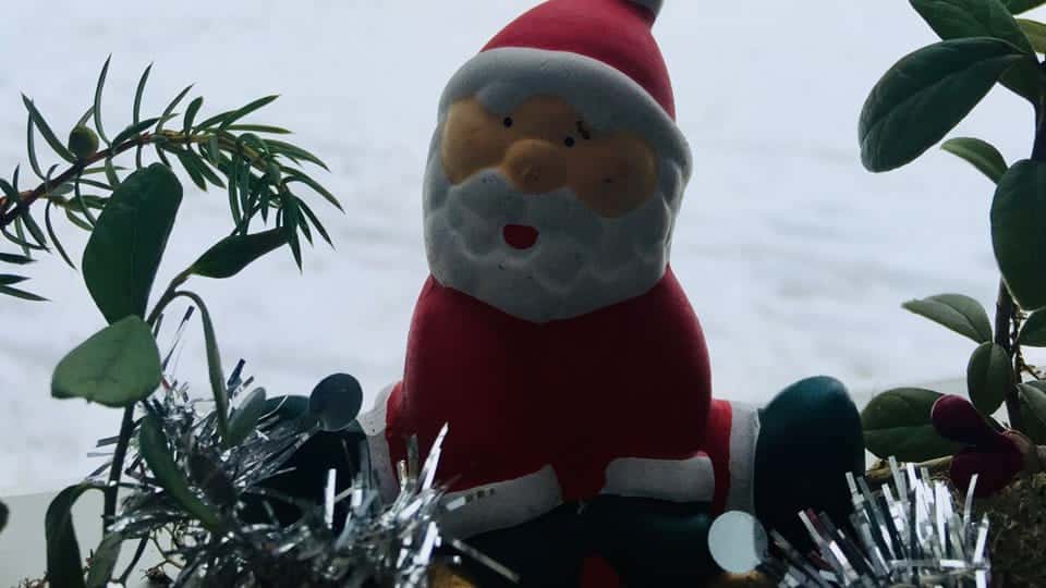 Kerstman sneeuw wintercamperen