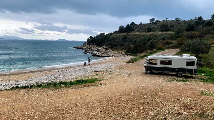camper met uitzicht op zee