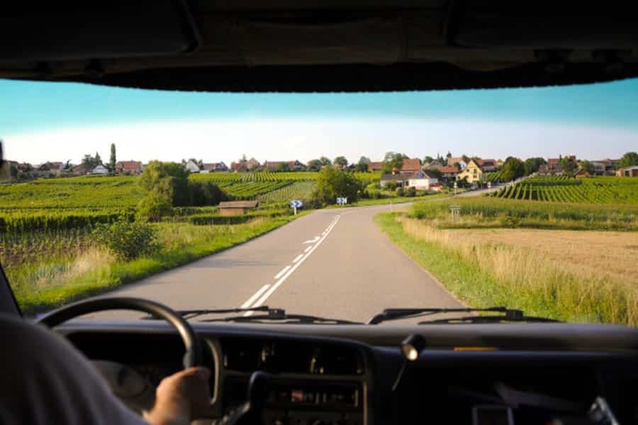 istock-camper-uitzicht-op-weg-stuur-man-rijden-berm-weg-frankrijk-elzas-lotharingen-1-7