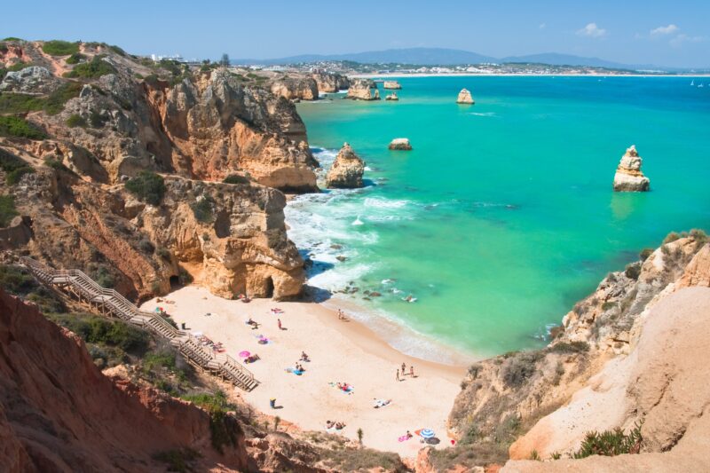 istock-portugal-algarve-lagos-zee-rots-strand-reisgids-2018-1 (1)
