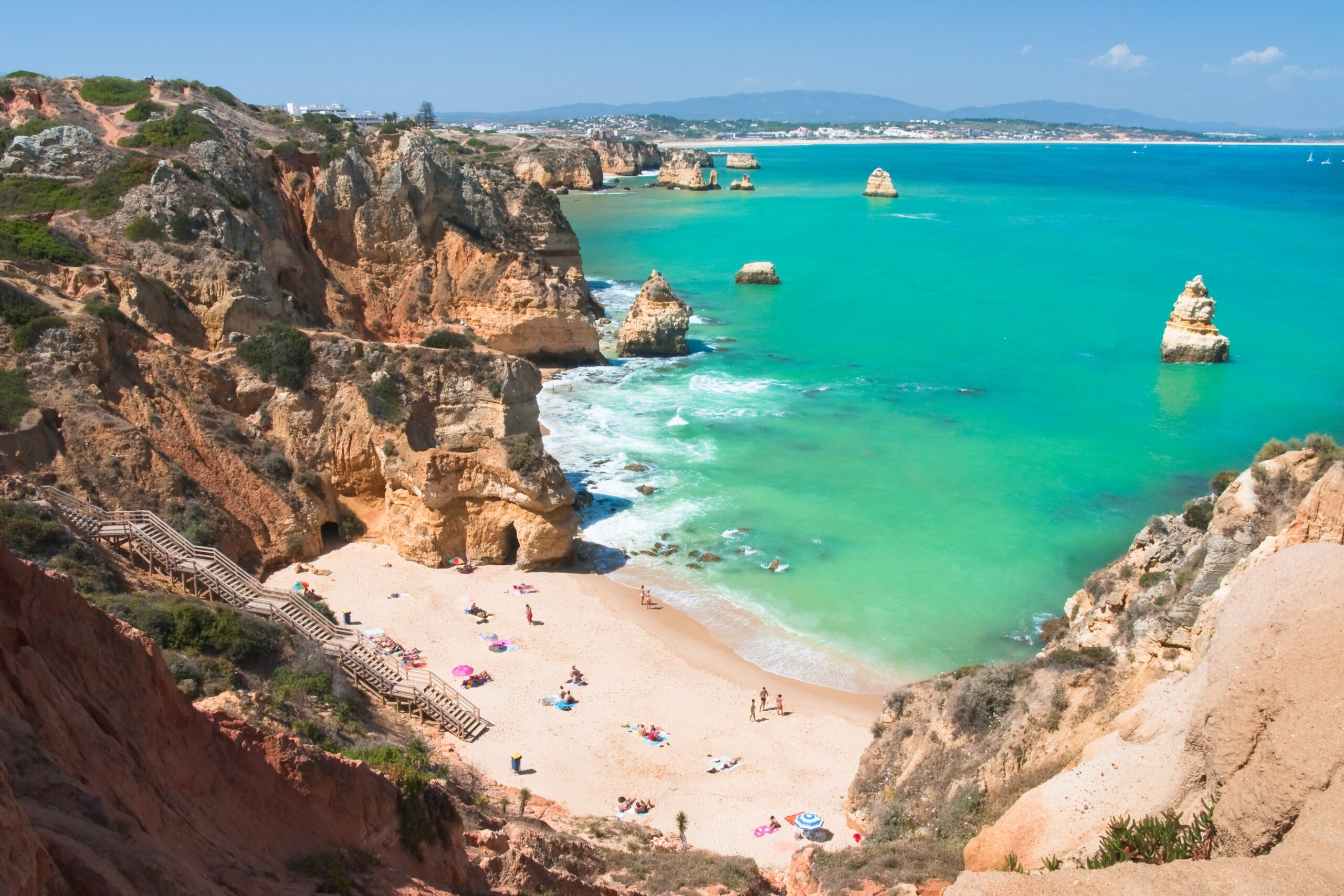 istock-portugal-algarve-lagos-zee-rots-strand-reisgids-2018-1 (1)