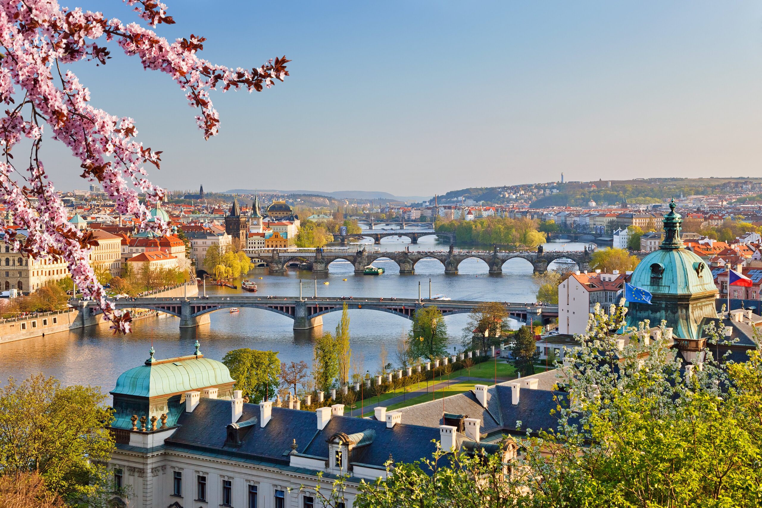 istock-tsjechie-praag-zonsondergang-rivier-moldau-lente-stad-reisgids-2018 (1)