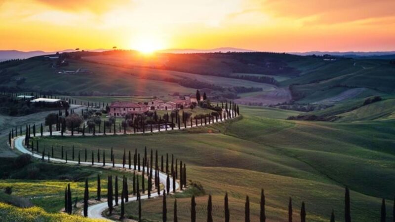 weg door Toscane in de avond