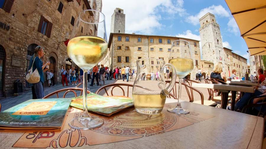Terrasje in oude Italiaanse stad