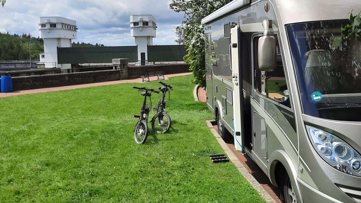 Klaar Om Rond Het Stuwmeer Te Fietsen