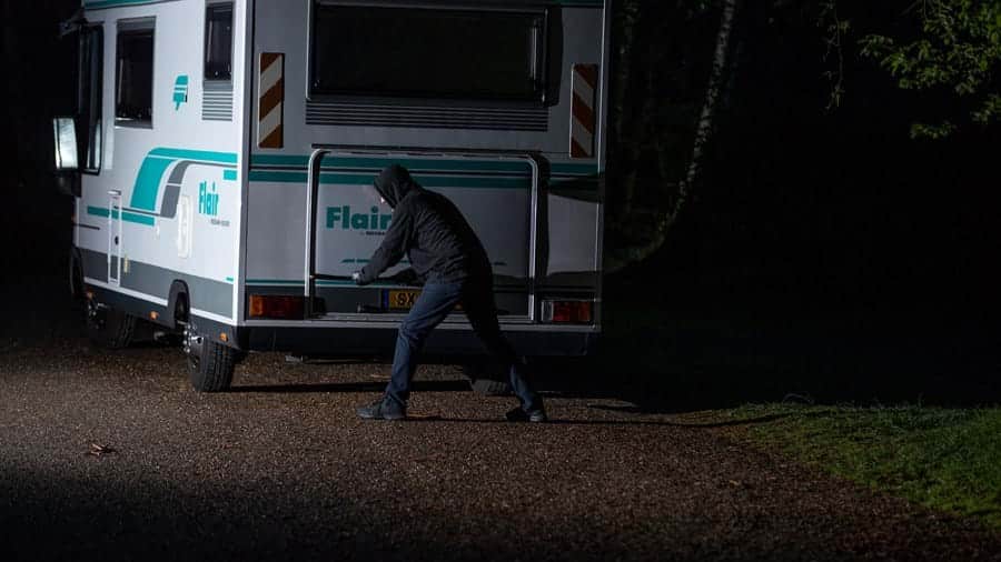 Inbreker forceert bagageluik van de camper met een koevoet