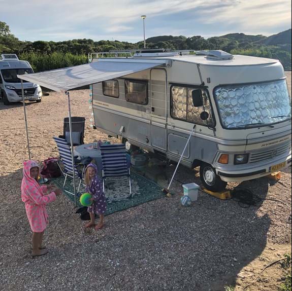 meiden-bij-de-camper