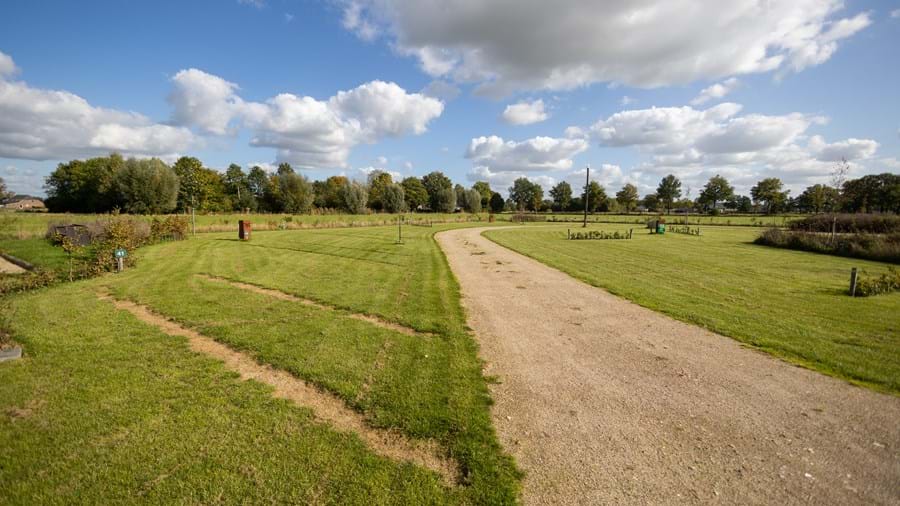 Lege camperplaats met op de achtergrond bomen