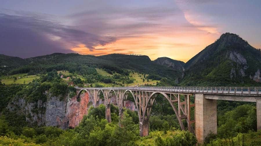 Oude boogbrug in  ongerept Montenegro